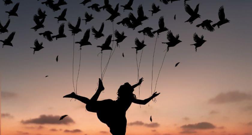 imagem de pessoa voando nos sonhos representando libertação espiritual