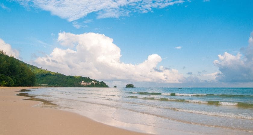 imagem de mar e praia ao amanhecer simbolizando paz e revelação espiritual