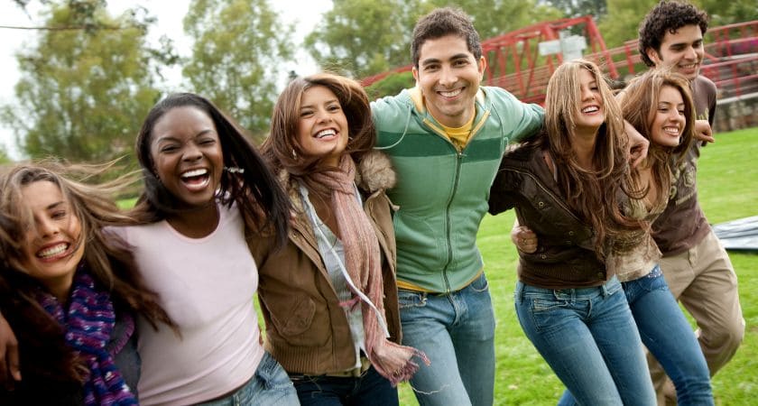 O que significa sonhar com pessoas, guia bíblico e psicológico