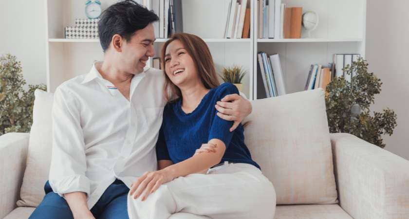 mulher pensativa olhando o marido, representando o significado espiritual de sonhar com o marido