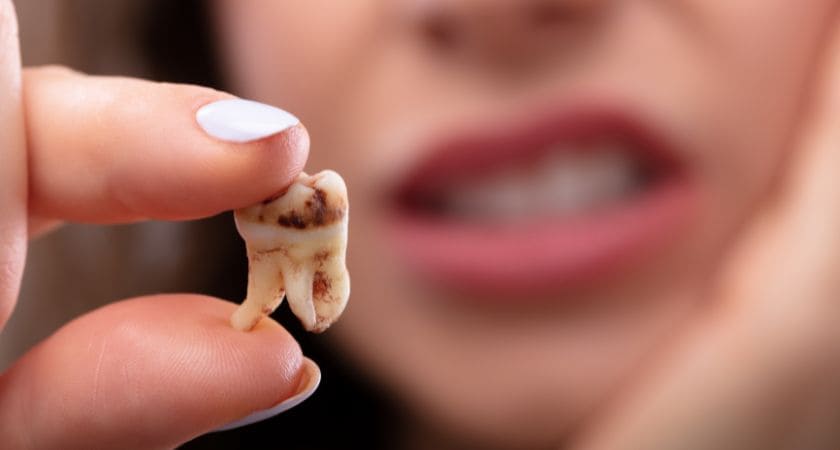 Sonhar com dentes caindo — significado bíblico e emocional