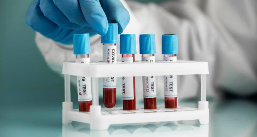 Representação simbólica de sangue escorrendo sobre uma superfície com luz suave, simbolizando purificação espiritual e revelação divina em sonhos.