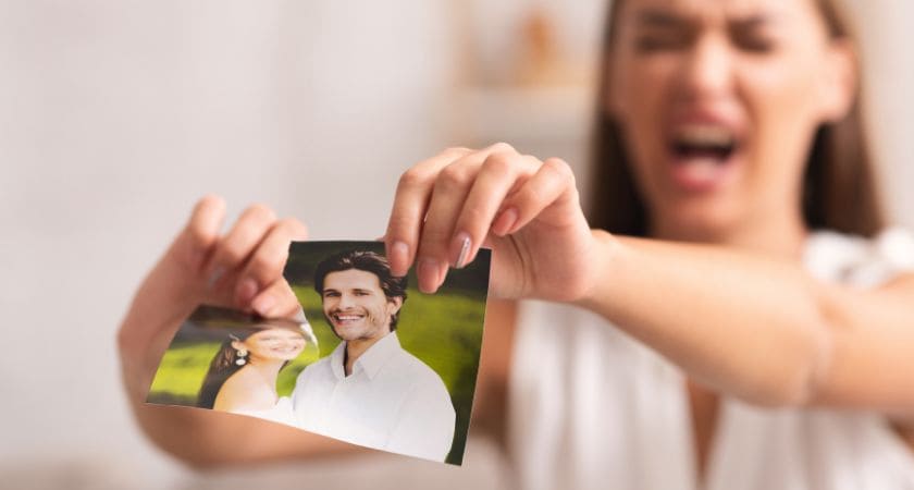 Mulher sonhando com lembranças do passado, simbolizando libertação emocional e cura espiritual.