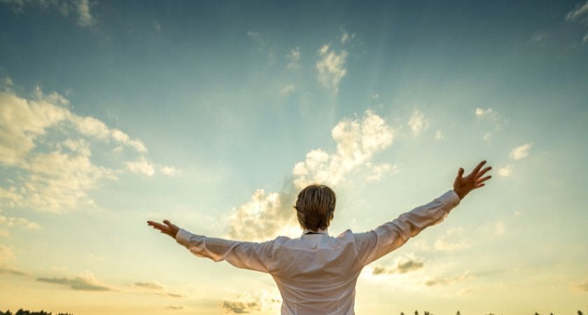 mãos abertas em oração, simbolizando prosperidade e bênção divina