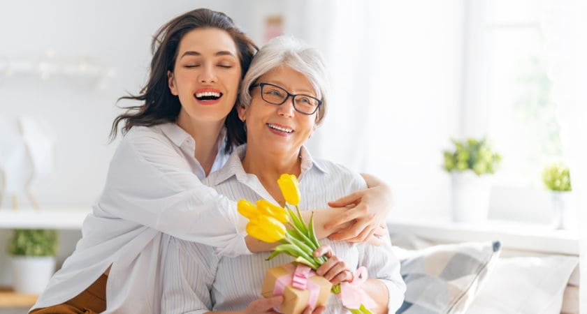 imagem de mãe abraçando o filho com luz suave simbolizando amor e proteção divina